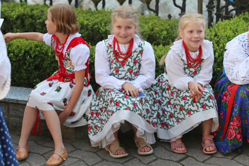 Dziewczynki w strojach ludowych