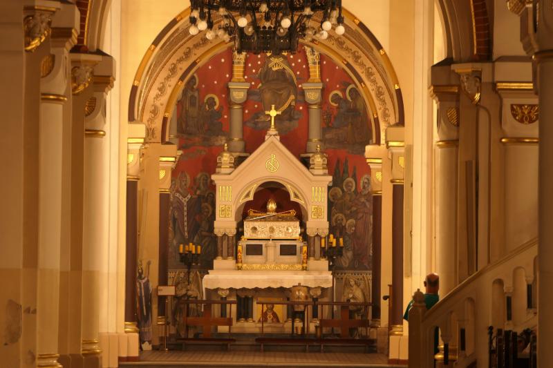 Ołtarz boczny -  Bazylika panewnicka - relikwie św. Męczenników biskupów Romana i Ptolemeusza oraz towarzyszy