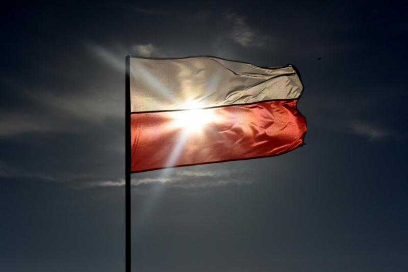 Polska flaga i słońce