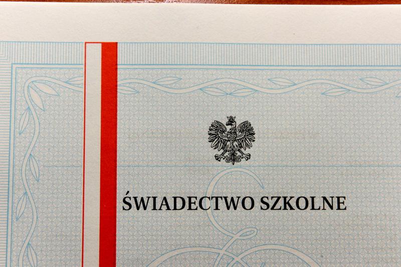 Ile Mozna Miec 4 Na Swiadectwo Z Paskiem Świadectwo z paskiem